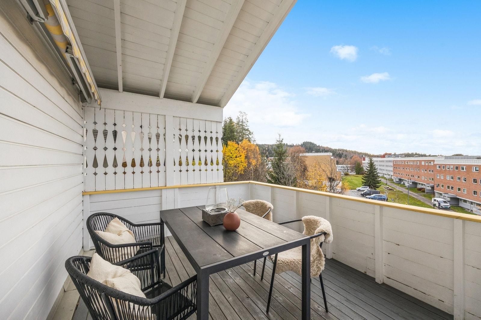 Stor vestvendt balkong på ca 21 kvm med meget gode solforhold fra formiddag til solnedgang. Galleribilde