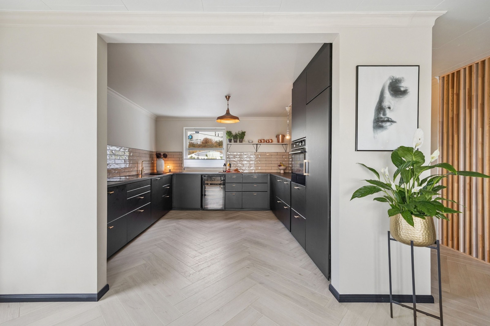 Kjøkkenet ble totalrennovert i 2021, og er oversiktlig og ryddig. Spilene i gangen er fra 2024. Galleribilde