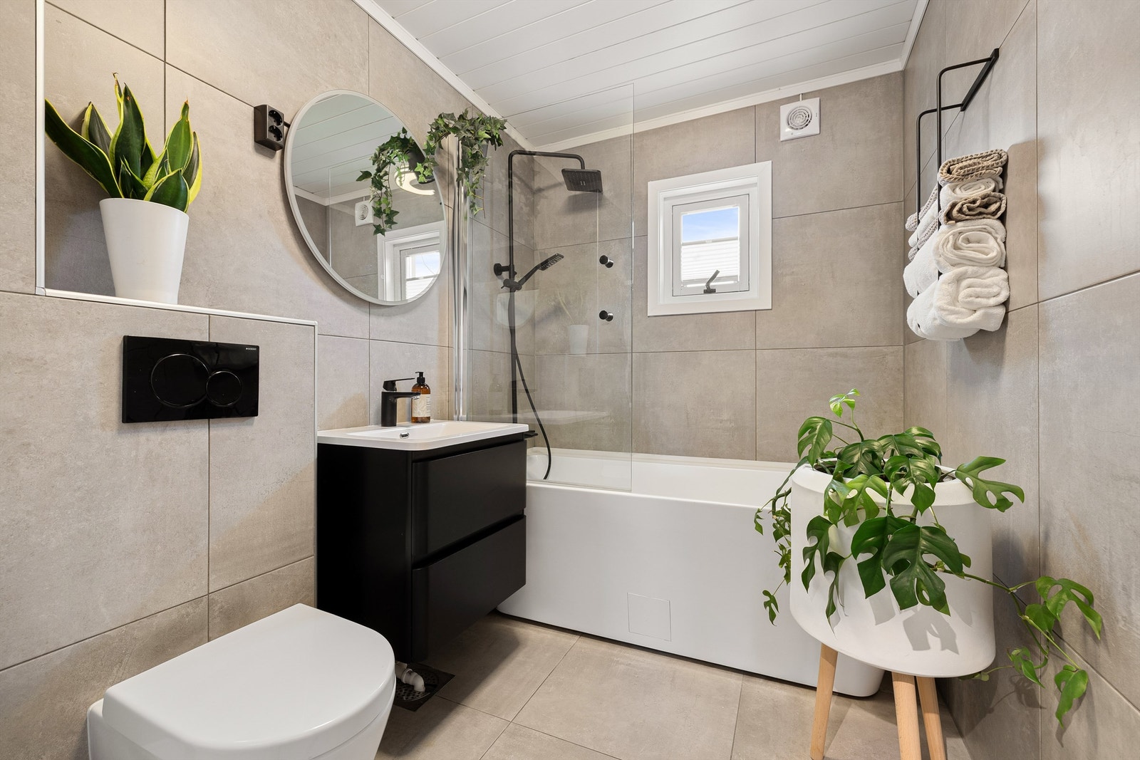 Badet er moderne og stilfullt etter renovering i senere år. Storformat fliser er lagt på gulv og vegger, i gulvet er det også varme. Galleribilde