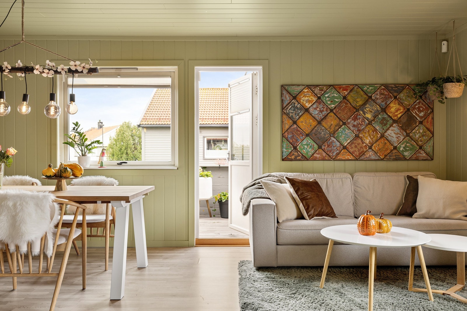 Både balkongdøren og leilighetens vinduer ble skiftet ut av borettslaget tidlig på 2000-tallet. Moderne plisségardiner er montert helt nylig. Galleribilde