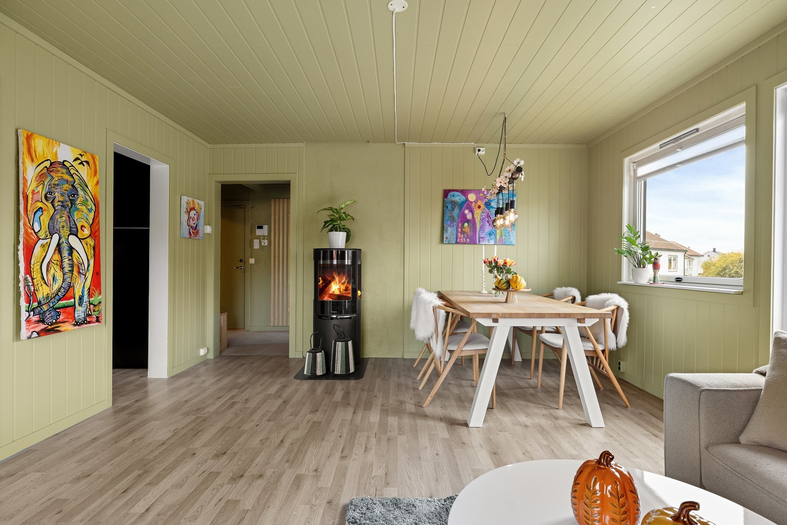 I stuen er det i senere år installert ny vedovn som på kjølige dager både skaper stemning og varmer godt. Galleribilde