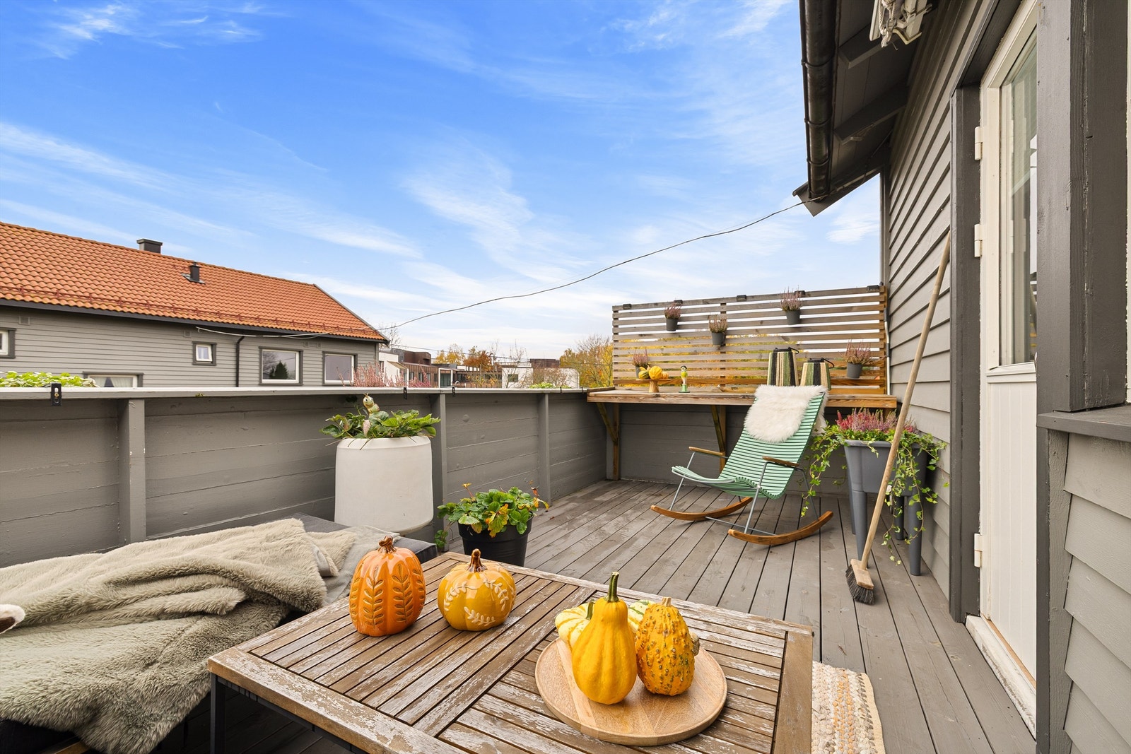 Midtsommers er solen på balkongen helt frem til rundt klokken 20. Galleribilde