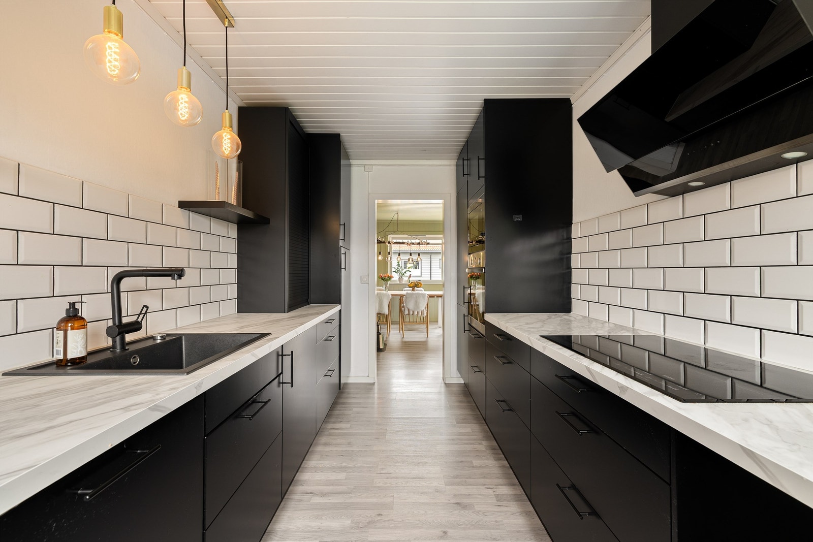 Kjøkkenet er smart utformet for effektiv arbeidsflyt. Vask og platetopp omgis av store flater. Oppbevaringsmuligheter er det mange av, blant annet i lett tilgjengelige skuffer. Galleribilde