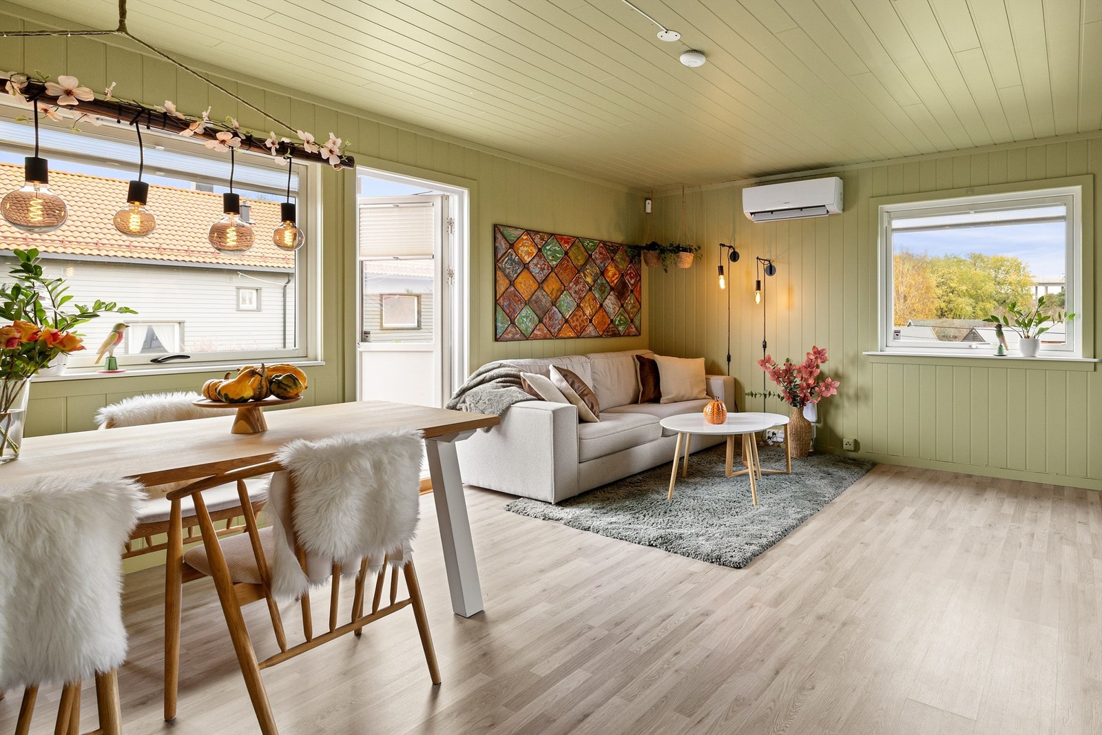 Innvendige overflater og faste innredninger er alle av nyere dato. Vegger og himlinger er helt nylig malt i aktuelle farger. Luft-luft varmepumpe gir energieffektiv oppvarming. Galleribilde