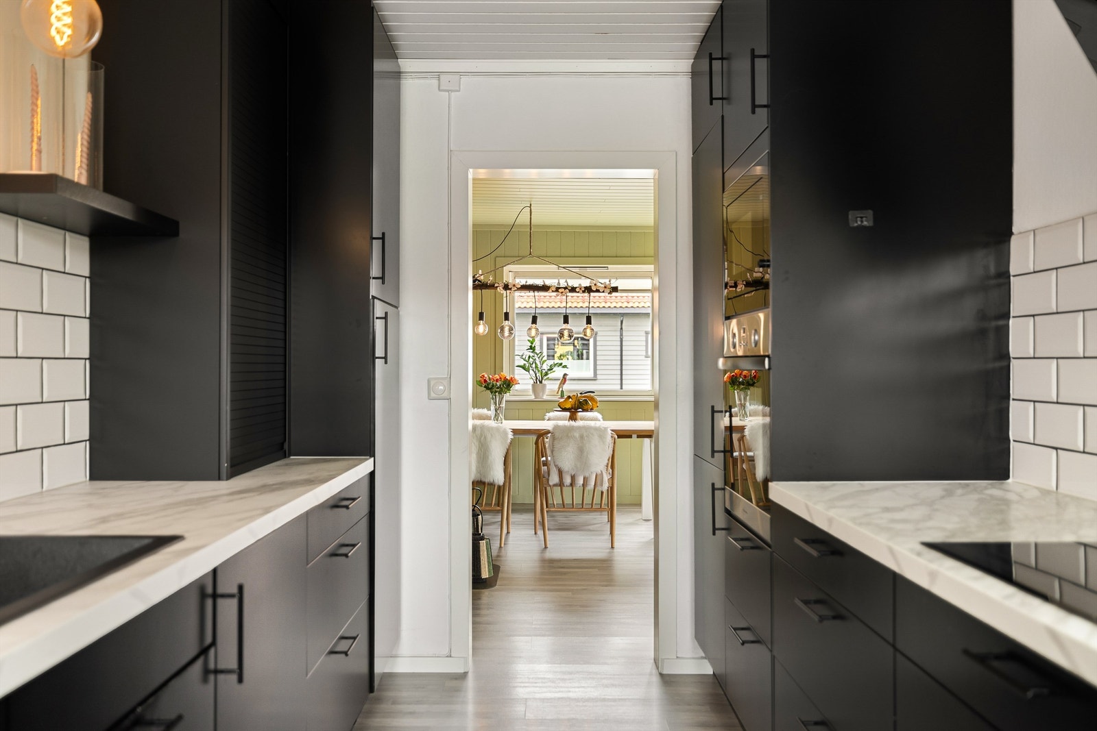 Blant kjøkkenets hvitevarer inngår både mikrobølgeovn og stekeovn plassert i arbeidshøyde. Galleribilde