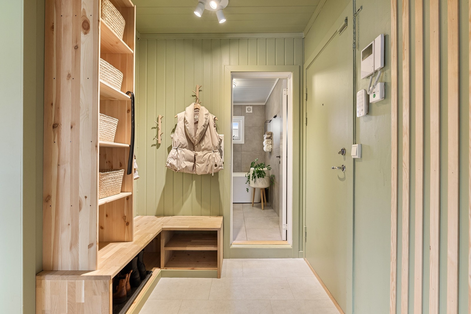 Entreen er som øvrige rom nymalt og har i tillegg ny innredning tilpasset rommet. Gulvet har en praktisk overflate av fliser. Galleribilde