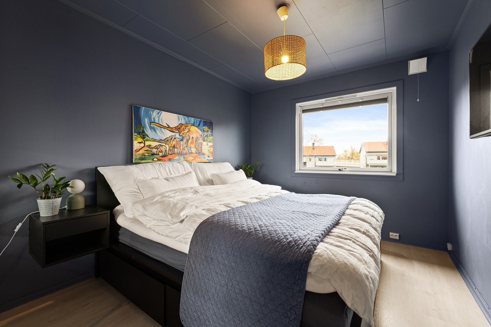 Hovedsoverommet er helmalt i en velpassende mørk blå nyanse som både oppleves avslappende og gir rommet en lun atmosfære. Galleribilde