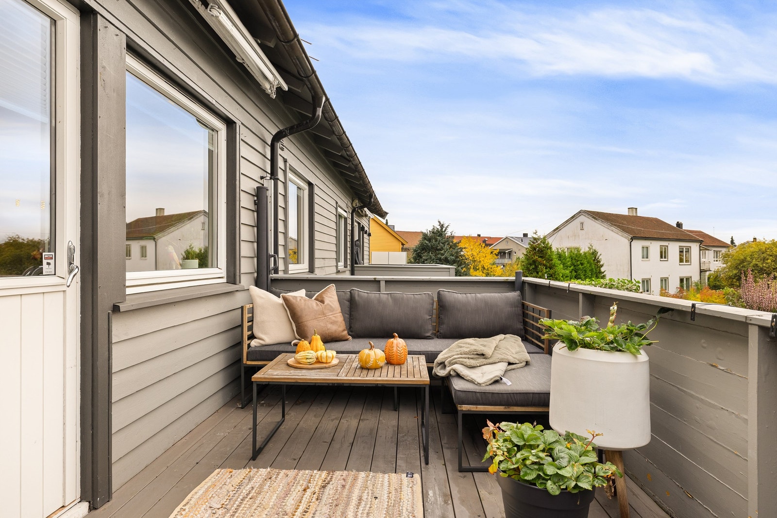 Balkongen er luftig og solfylt allerede fra tidlig ettermiddag sommerstid. Med både markise og uttrekkbar duk kan balkongen med enkle grep gjøres mer skjermet. Galleribilde