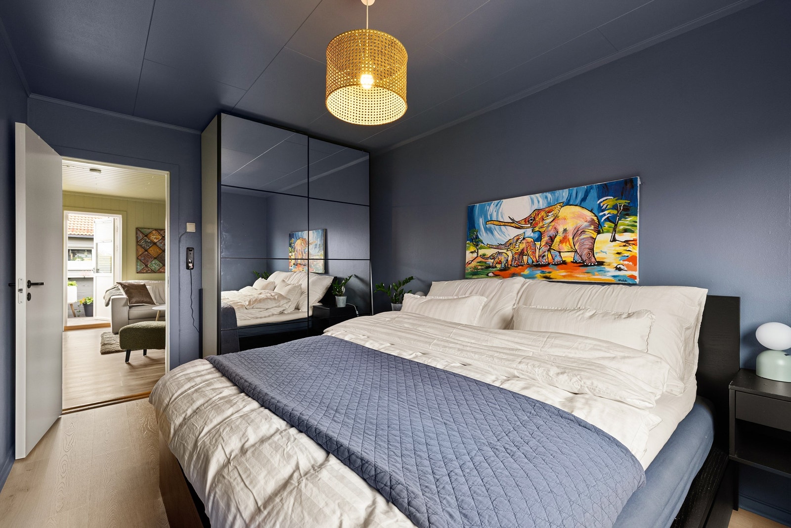 I speildørsgarderoben kan klærne organiseres oversiktlig, lett tilgjengelig fra sengen. Galleribilde