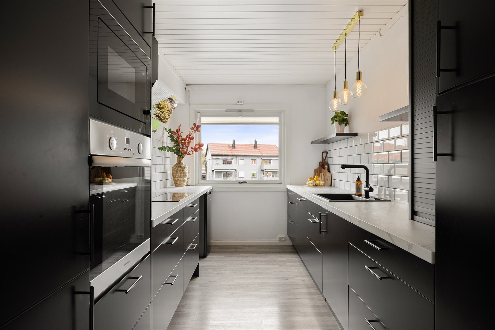 Kjøkkenet er ikke bare pusset opp med nye overflater, men også oppgradert med helt ny og moderne innredning. Galleribilde