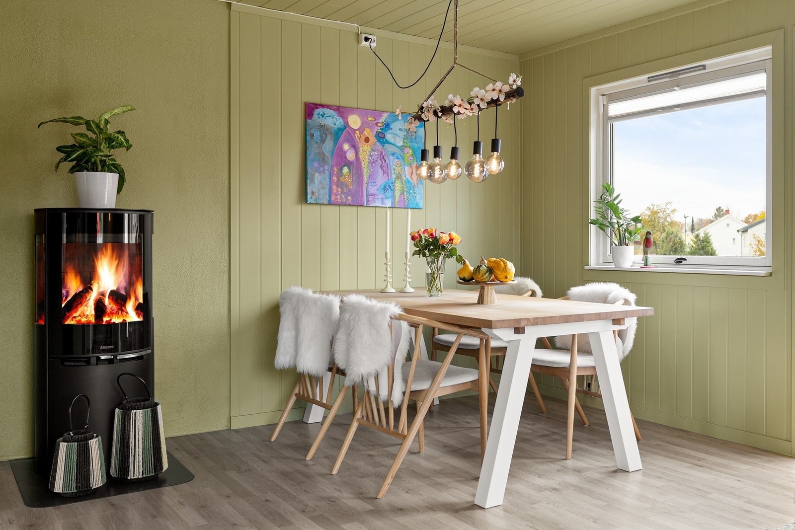 Med en gulvflate på over 20 kvm. er stuen lett å møblere. Her er det rom for både en sofakrok og en spisegruppe foran ovnen. Galleribilde