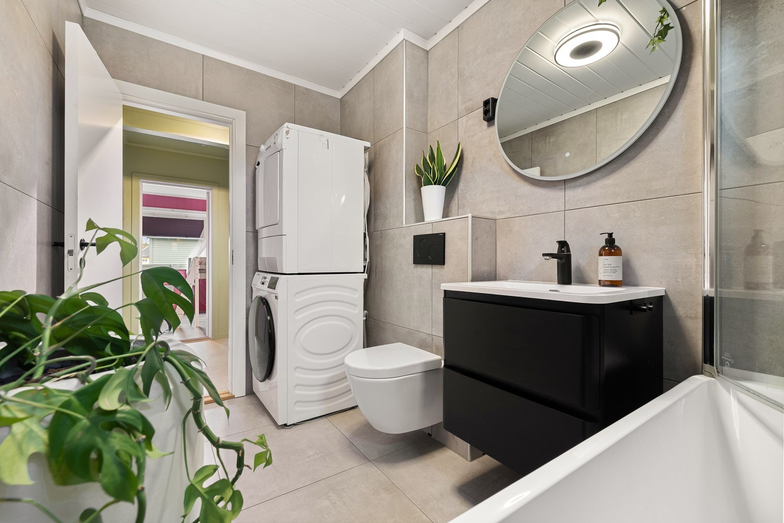 Samtidig med renovering ble badet noe utvidet mot entreen, et smart grep som gir bedre plass til vaskesøyle. Galleribilde