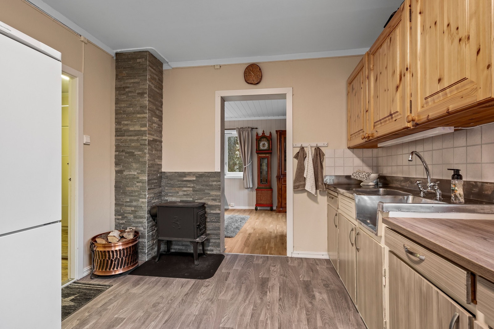 Kjøkken med peisovn Galleribilde