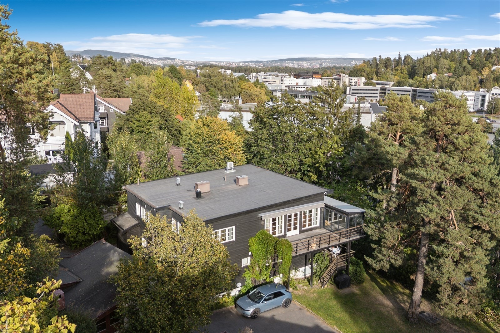 Fagerhøyveien 10 ligger i enden av stikkvei - En lys og romslig toppleilighet nær Lysaker! Galleribilde