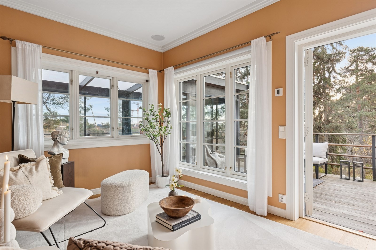 Nyt utsikt og sol fra altanen, innglasset del til venstre (mot øst), nyere altandør. Gulvvarme. Galleribilde