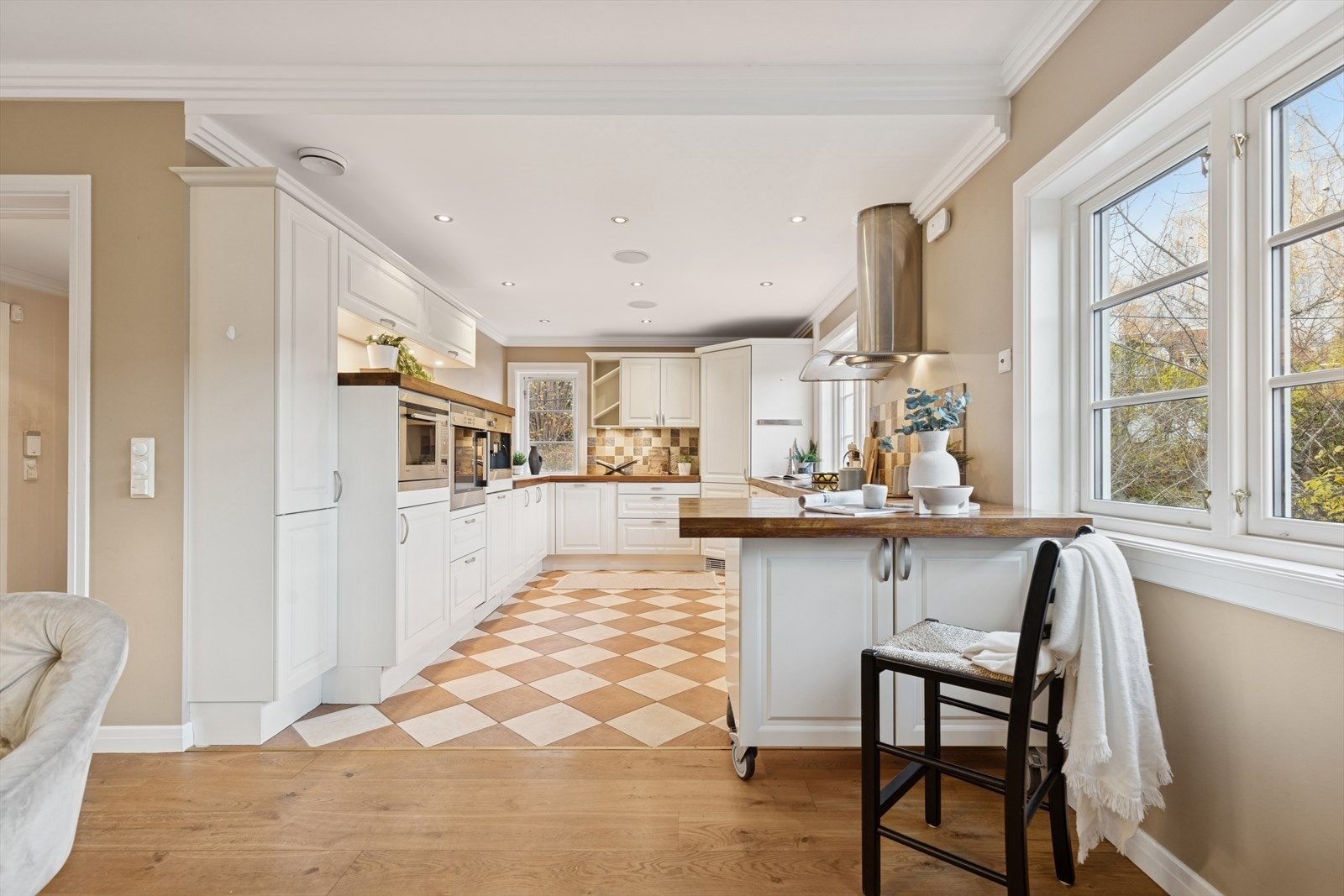 Rikelig med kjøkkeninnredning og benkplass i åpen og fin løsning mot stuearealet. Gulvvarme i hele etasjen! Galleribilde