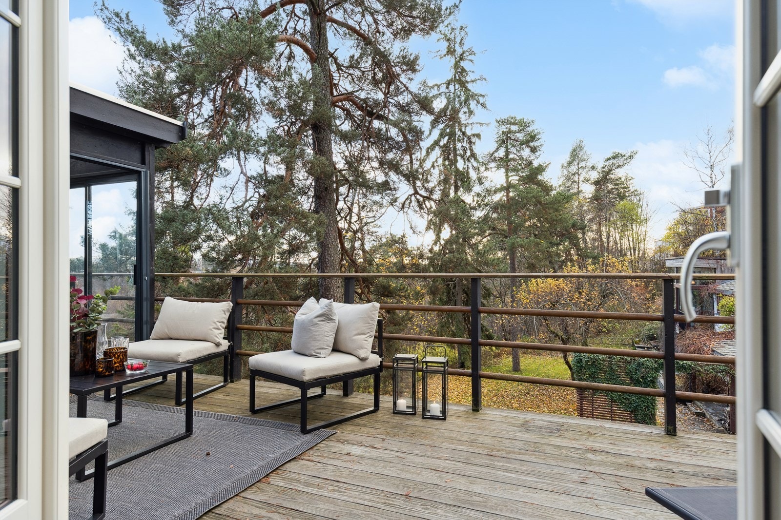 Her føler du nesten at du bor i skogen, sydvestvendt retning med gode solforhold. Galleribilde