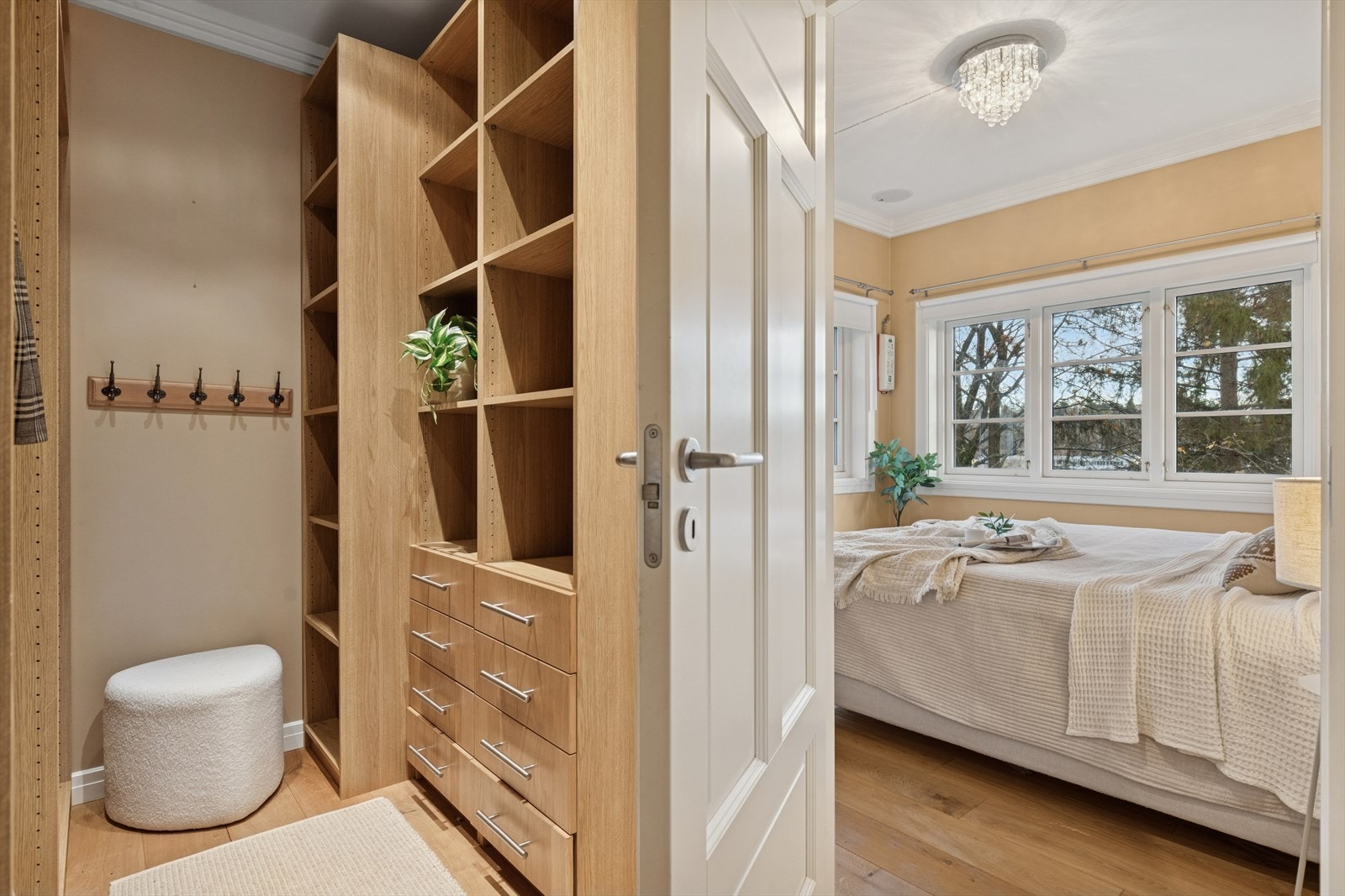 Hovedsoverommet har adkomst fra mellomgang med garderobeplass. Galleribilde