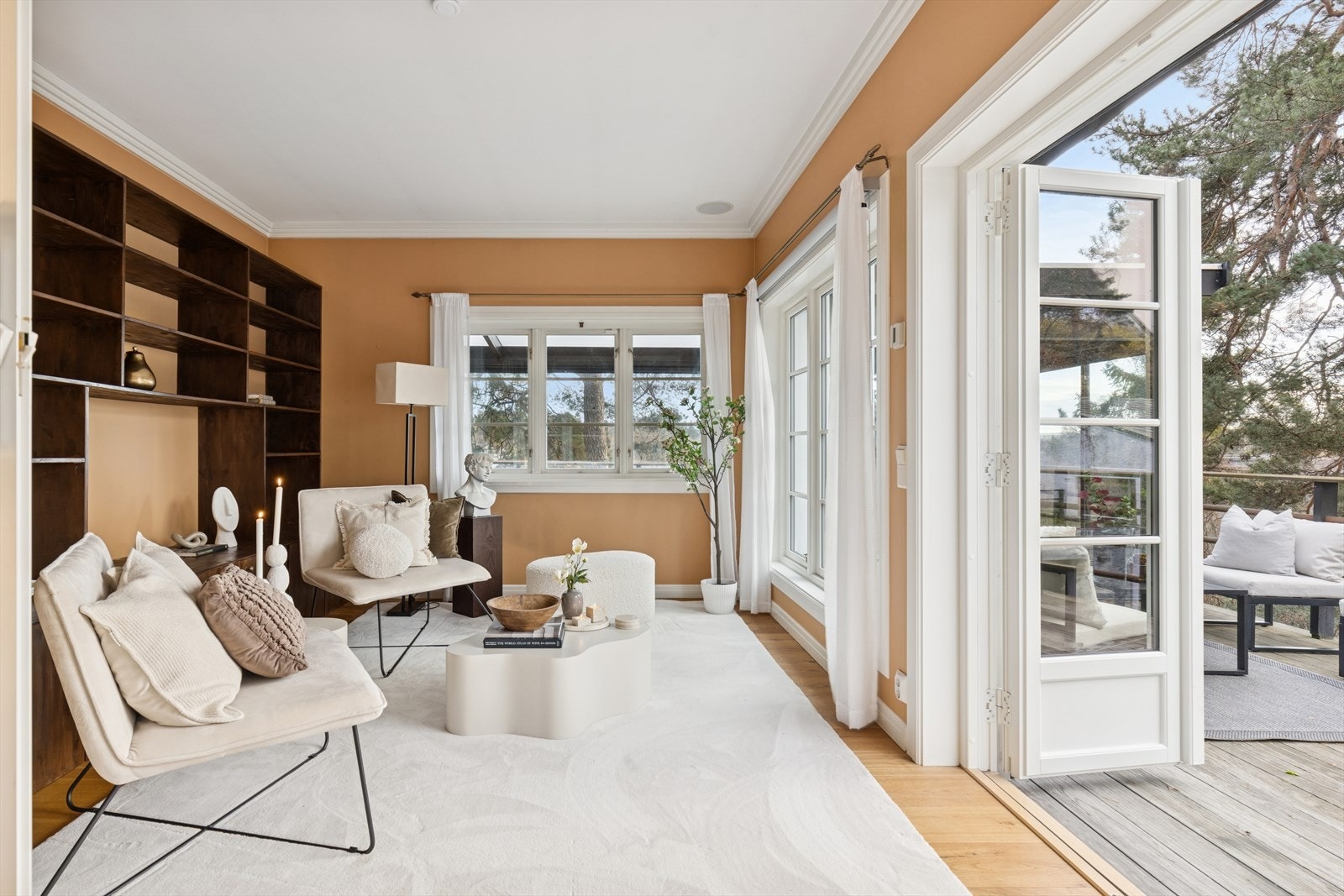 Lys og hyggelig stue/bibliotek med utgang til altan via doble glassdører. Galleribilde