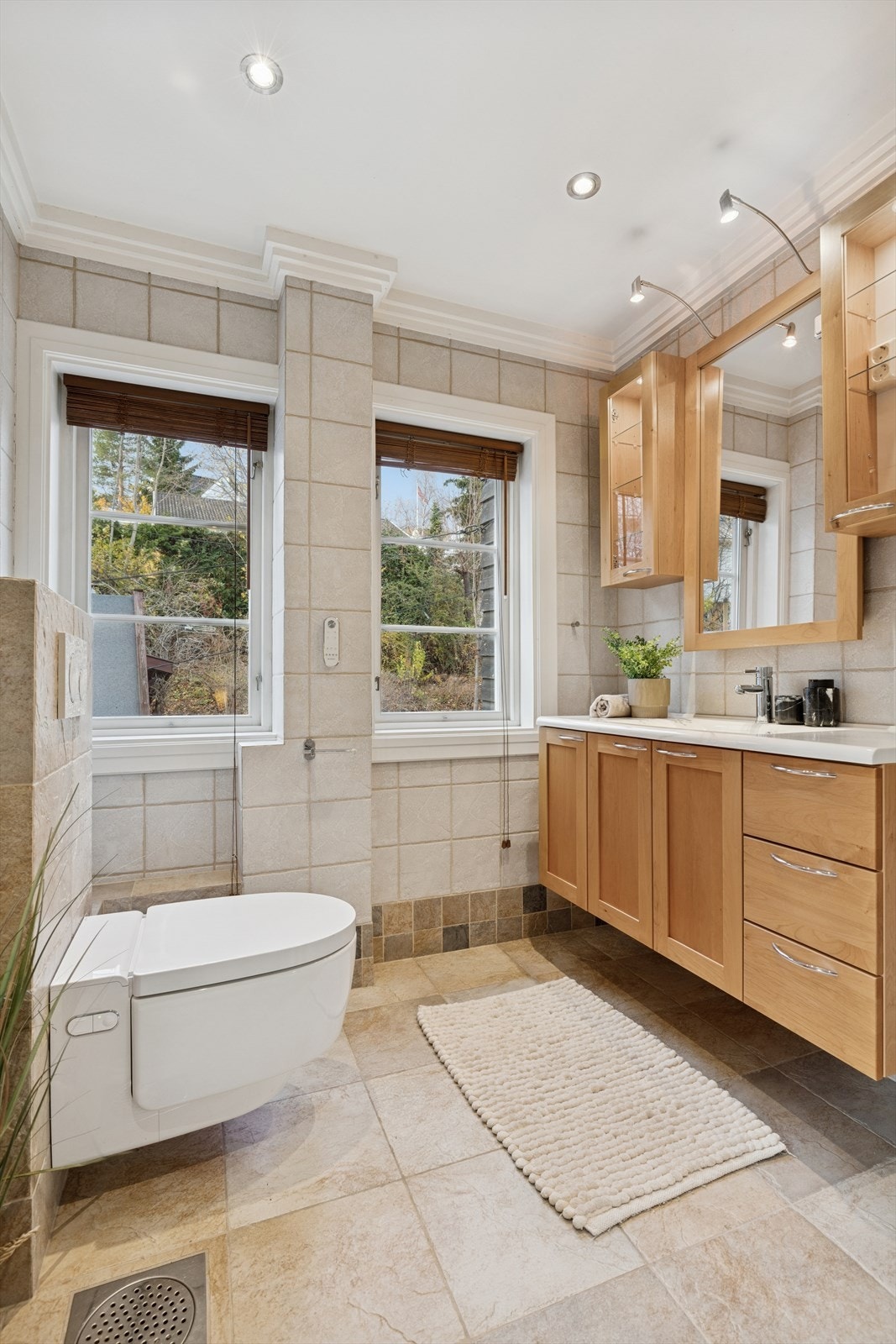 Baderommet er pent flislagt, gulvvarme og godt utstyrt med baderomsinnredning, japansk toalett og downlights. Galleribilde