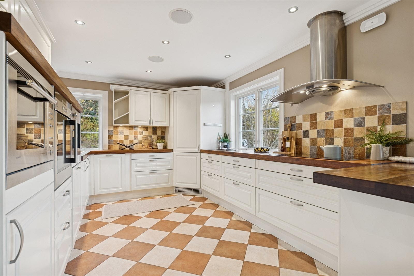 Integrert koketopp, stekeovn, microovn, kaffemaskin, kjølehjørne, fryseskap og oppvaskmaskin - ventilator med avtrekk ut! Galleribilde