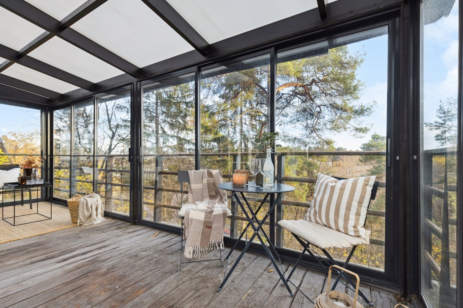 Flott, påbygget altan, hvor deler har tak og skyvbare vinduer. Galleribilde