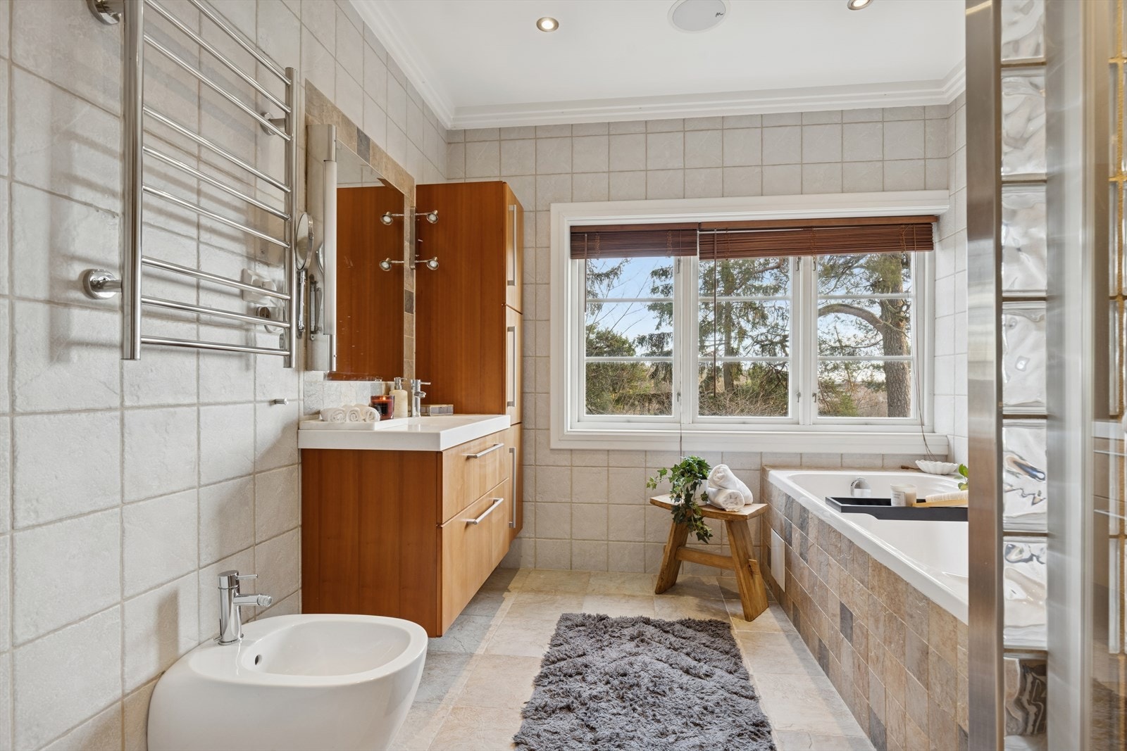 Baderommet har innfliset badekar samt dusjhjørne og veggmontert wc og bidét. Elektrisk håndklevarmer. Galleribilde