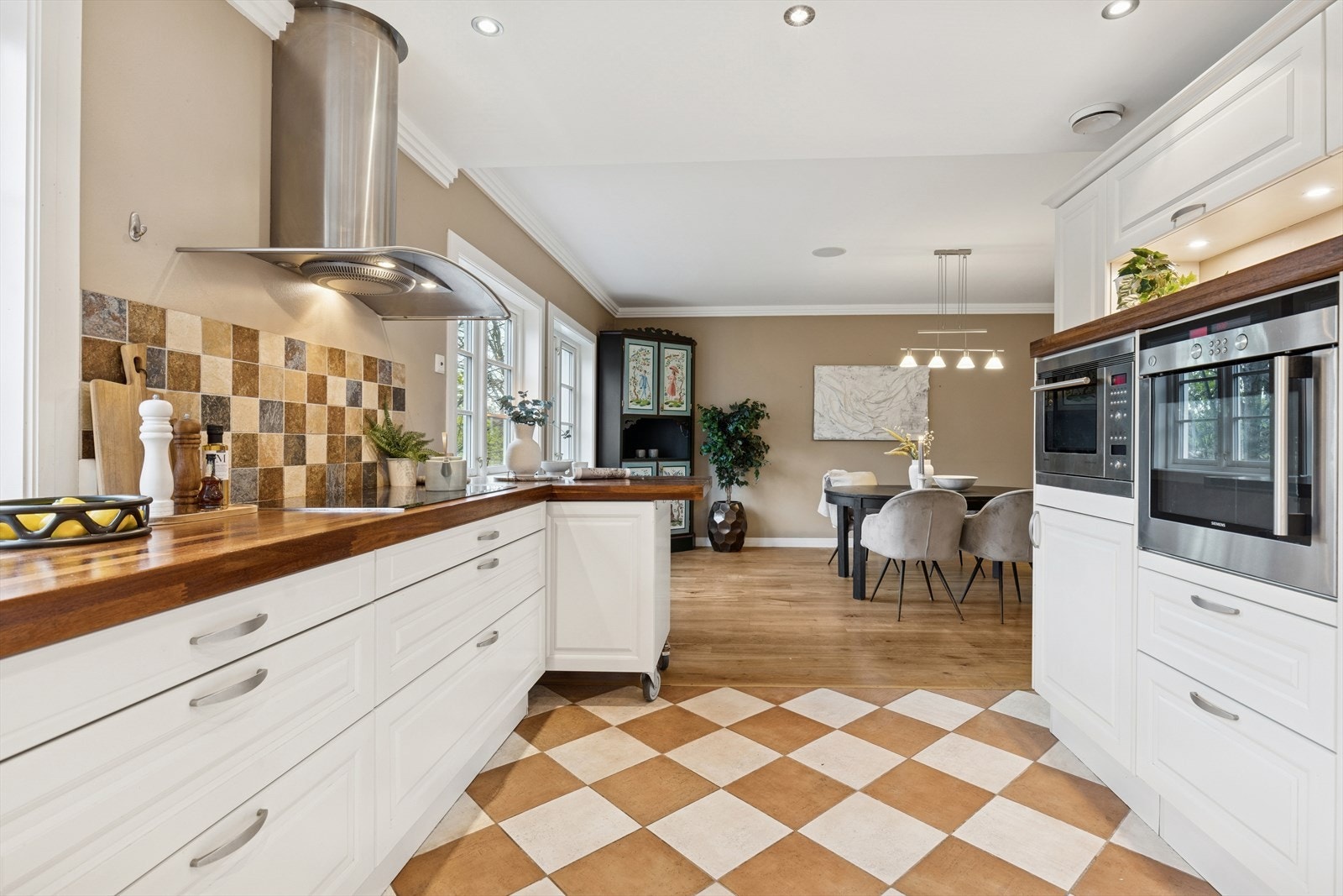 Det er installert balansert ventilasjonsanlegg med aggregat plassert i trappegang. Galleribilde