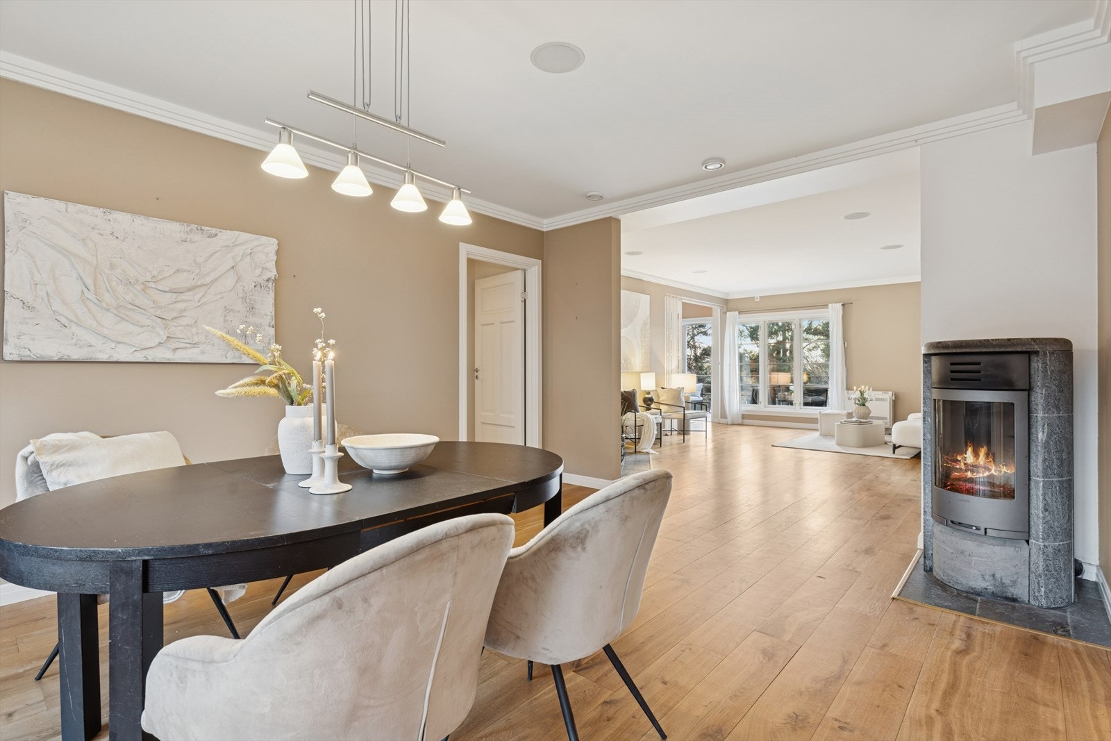 God plass til langt spisebord - lampe kan medfølge om ønskelig. Legg merke til den elegante listingen. Galleribilde