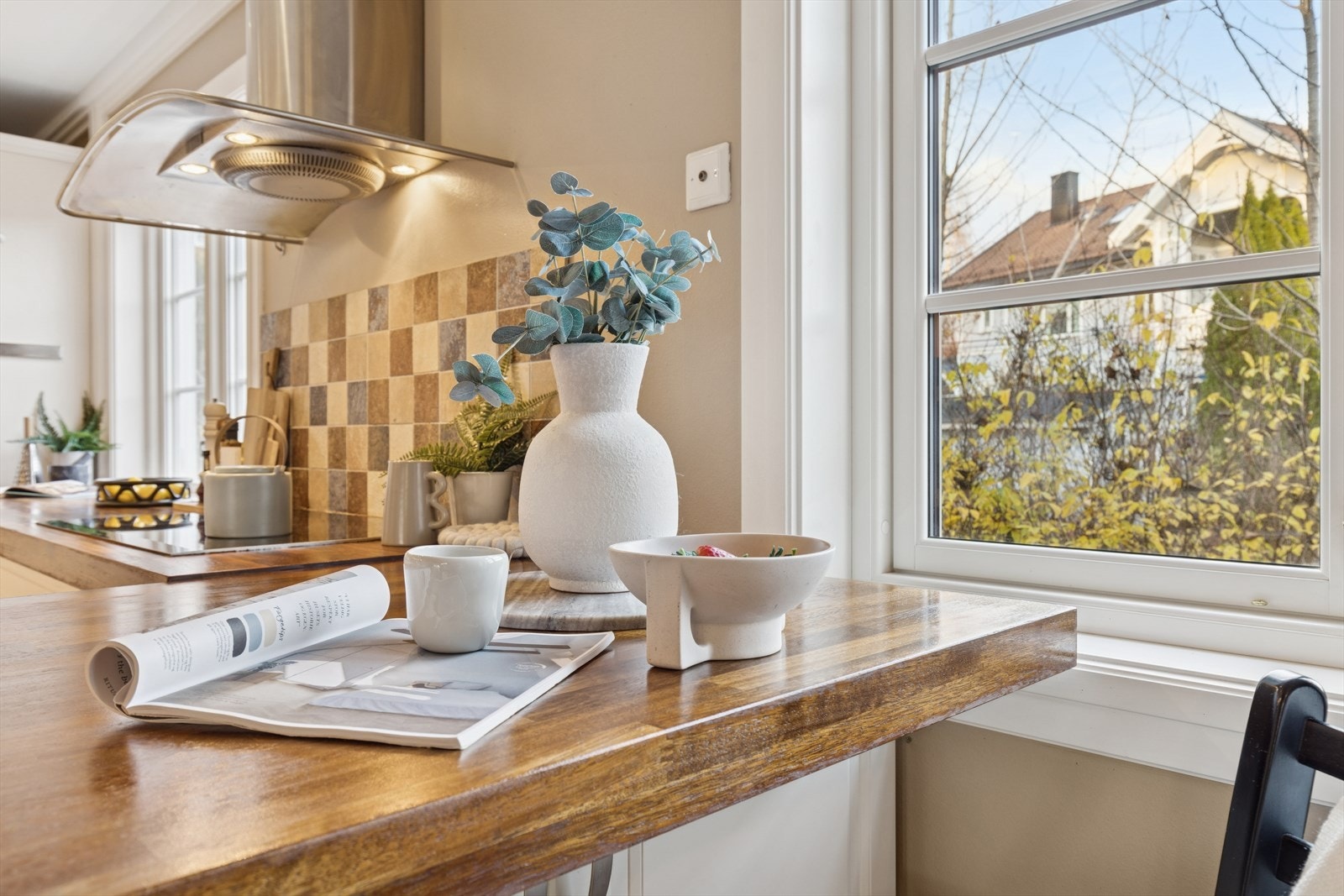 Fin frokostplass på trillbar kjøkkenøy. Galleribilde