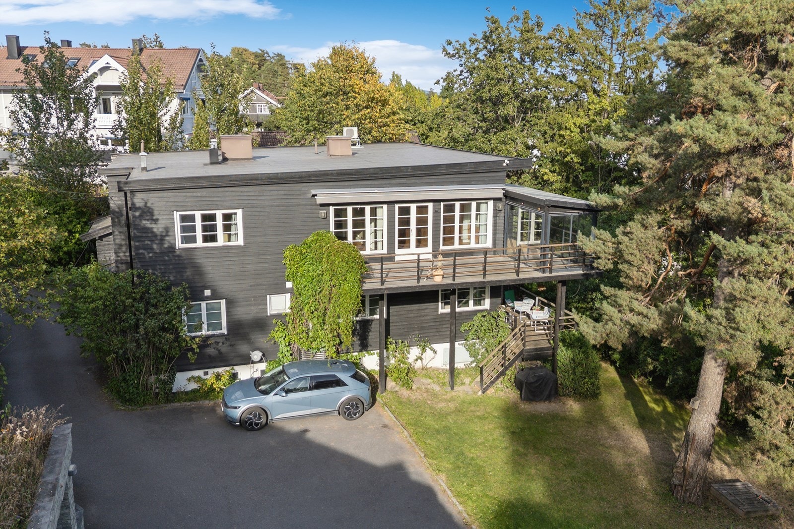 Bygget består av 3 leiligheter samt boder i kjeller Galleribilde