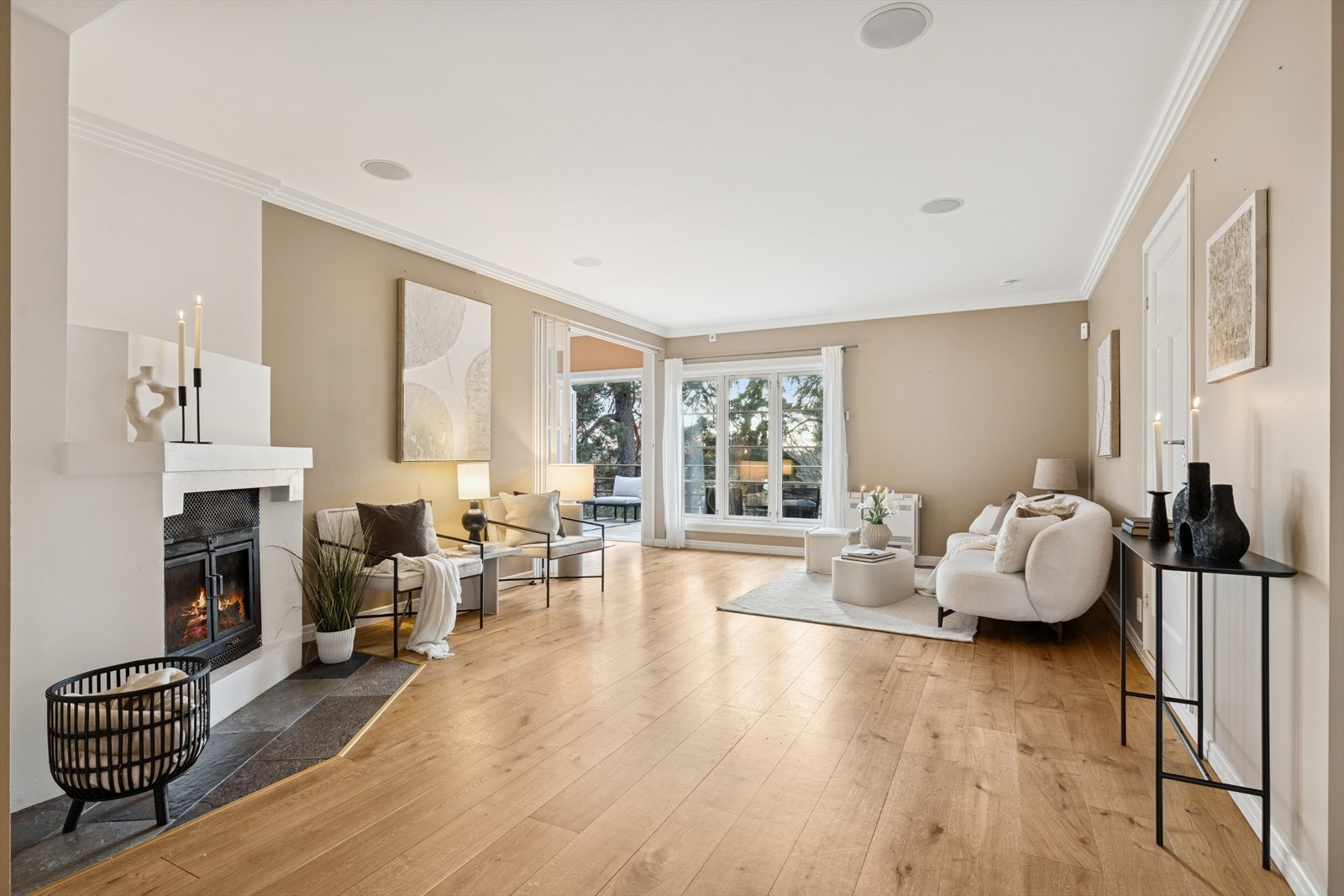 Velkommen til Fagerhøyveien 10 - 2. etg. - Store, lyse oppholdsrom med lekre tregulv, vegger i duse farger, innfelte høyttalere i himlingen samt peis/peisovn. Galleribilde