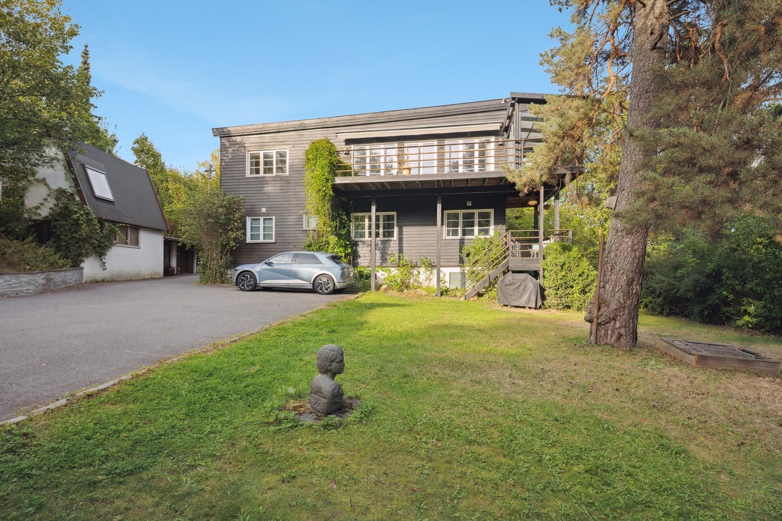 Særpreget eiendom i enden av blindvei. Det meste av naturtomten er beholdt. Galleribilde