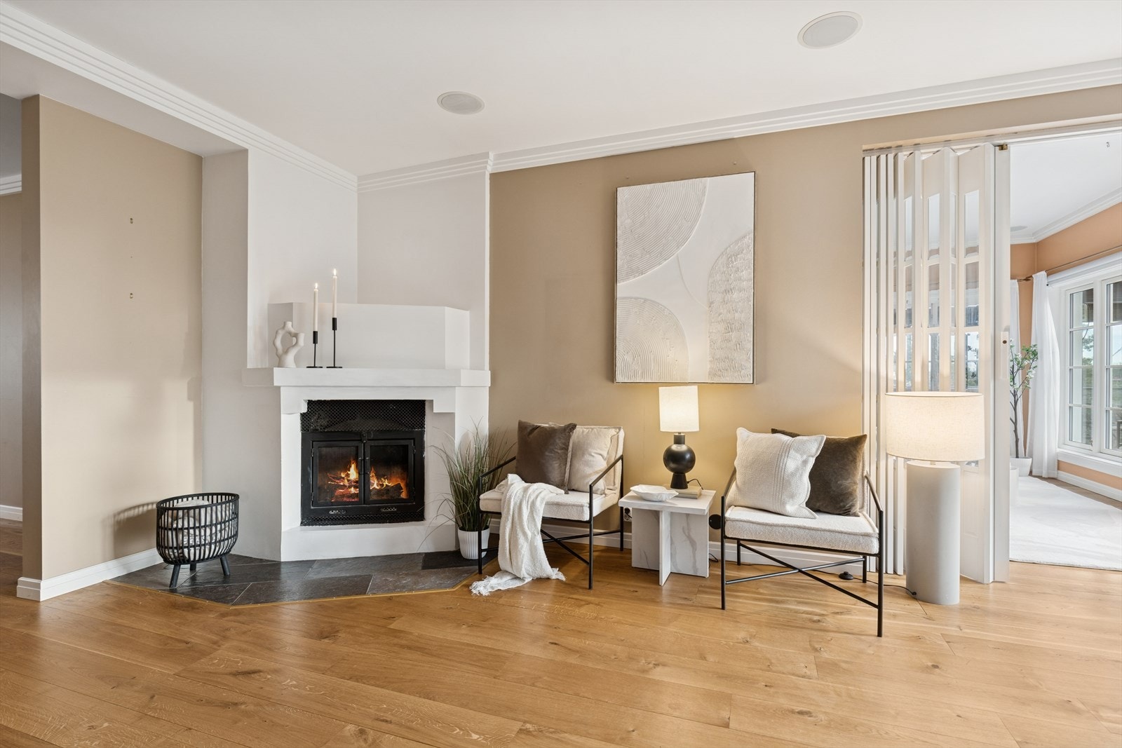 Stuen har også murt peis med innsats. Galleribilde