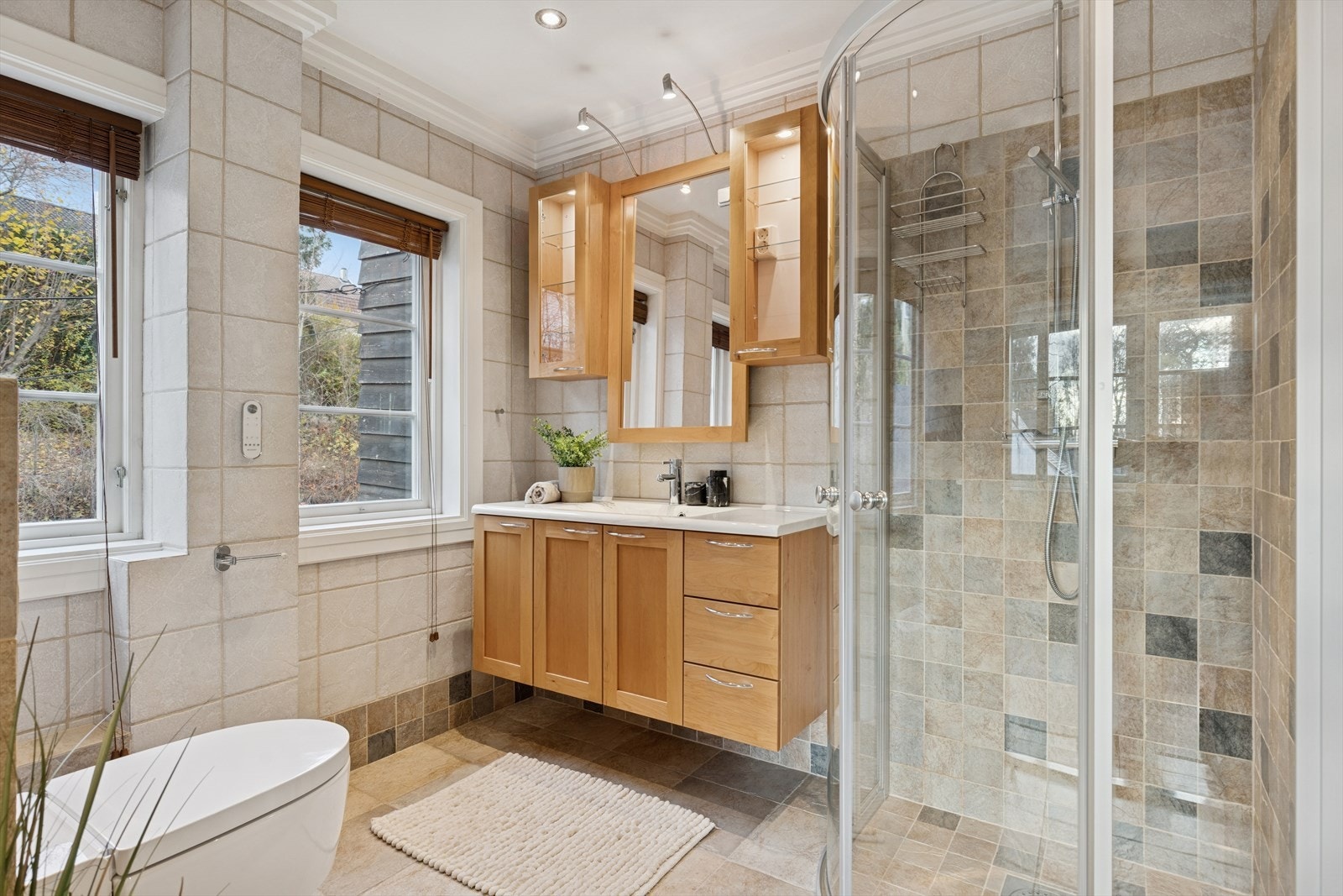 Dusjhjørne med rainshower og håndholdt dusj. Galleribilde