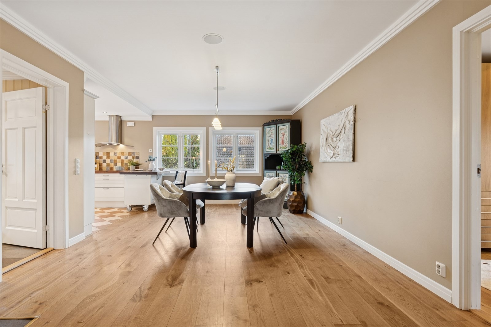 Fra entréen til venstre kommer du rett inn i stue/spisestue. Galleribilde