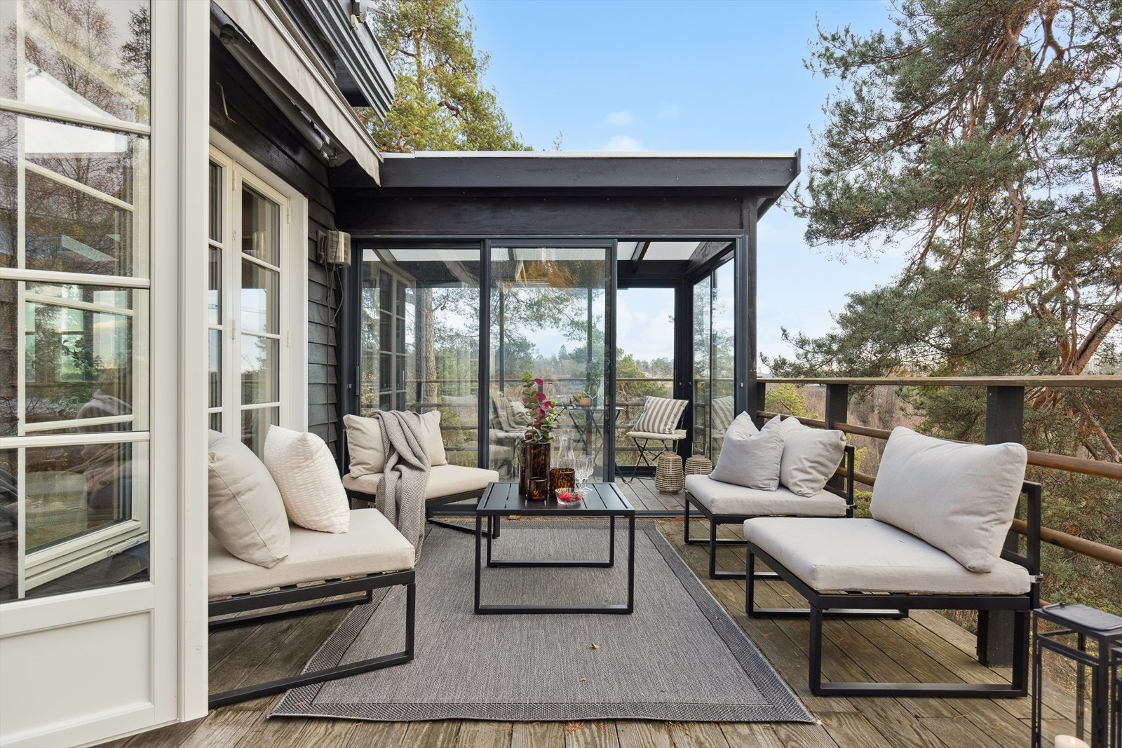 Blir det kjølig, eller regn, er det bare å trekke inn i den innglassede delen. Galleribilde