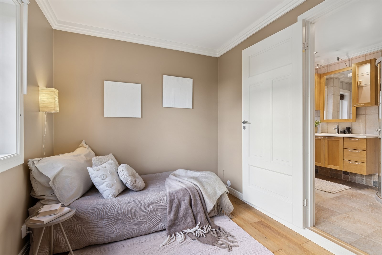 Soverommet har direkte adkomst til et pent baderom med vask/tørk. Galleribilde