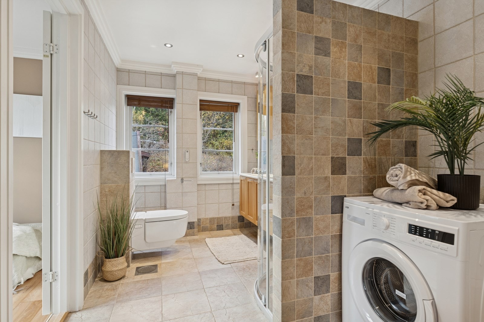 Baderommet har egen nisje for vask/tørk. Galleribilde