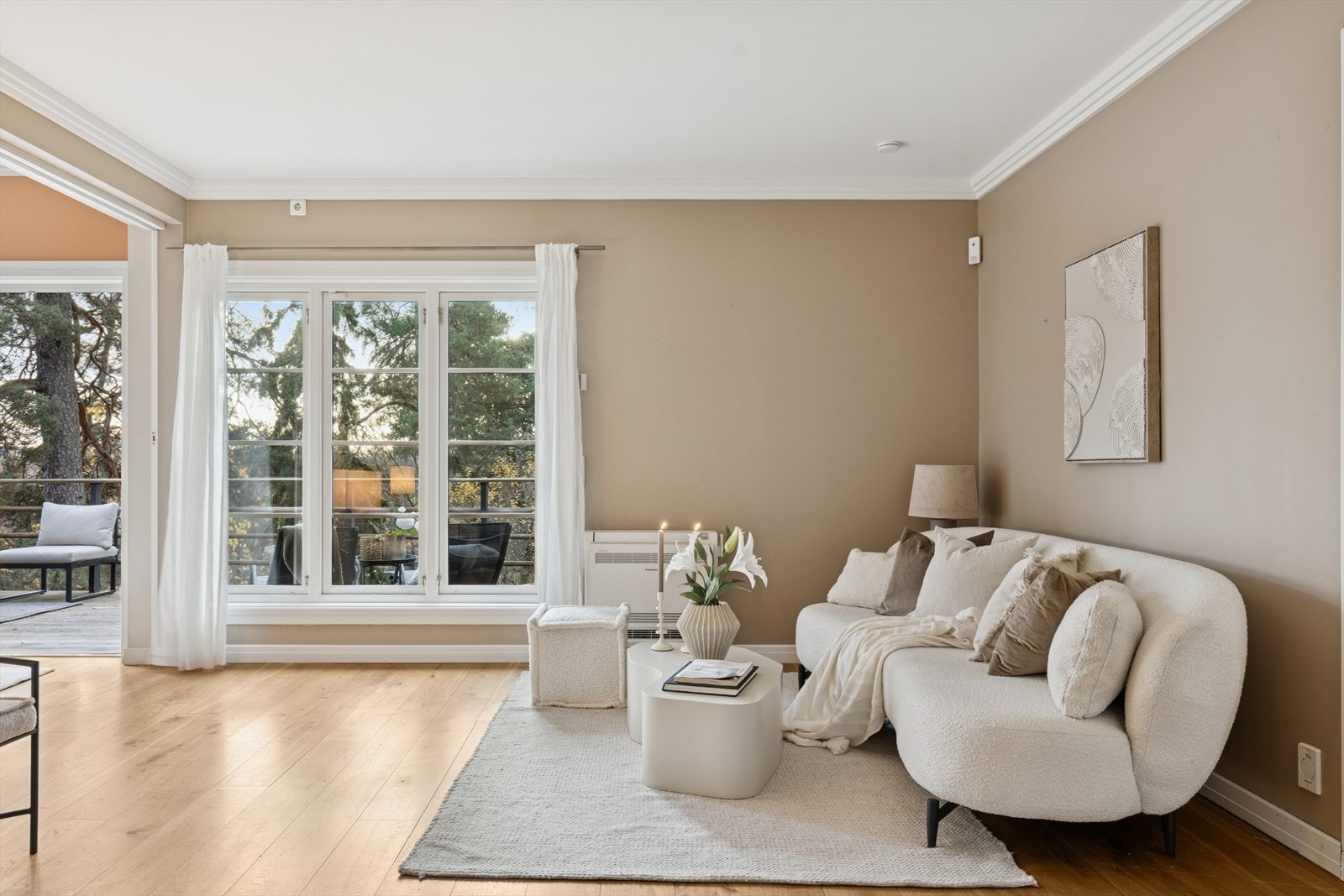 Stuen har flere gode møbleringsløsninger. Galleribilde