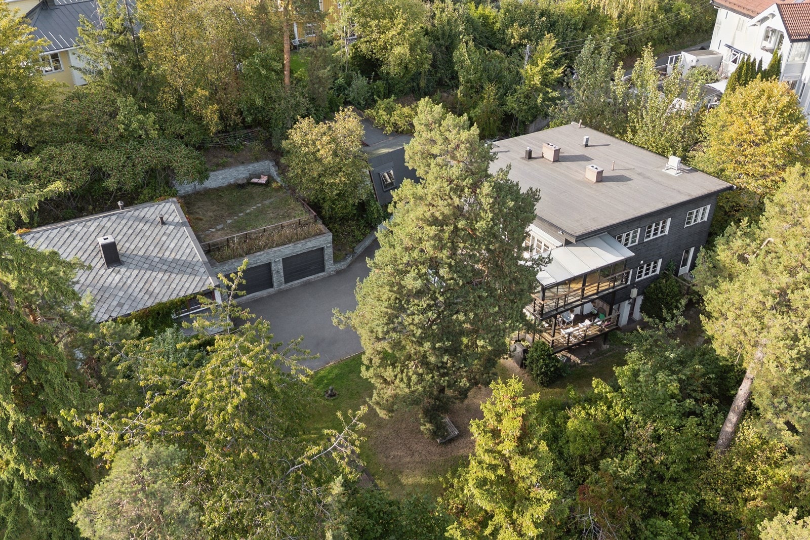 Underjordisk dobbelgarasje fra 2013, hvor snr. 3 disponerer høyre delen. Galleribilde