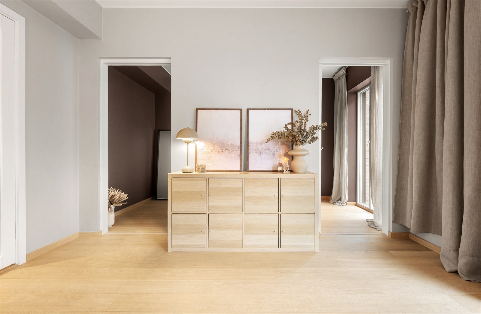 Fra stuen har du direkte adkomst til soverommet, som er adskilt med en praktisk skyvedør. Galleribilde