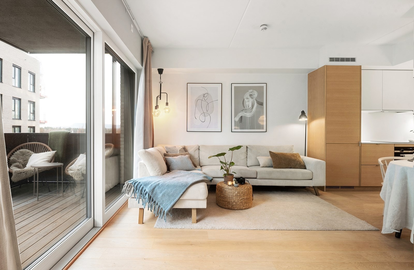 Stuen er av god størrelse, med plass til en sofaseksjon og annet ønskelig innredning. Galleribilde