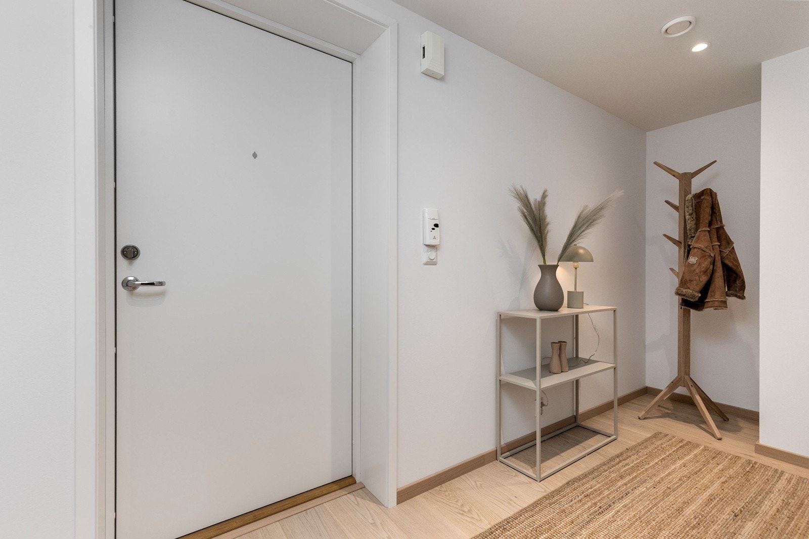 Flott entré/ gang med god avsatt plass til skapinnredning. Galleribilde