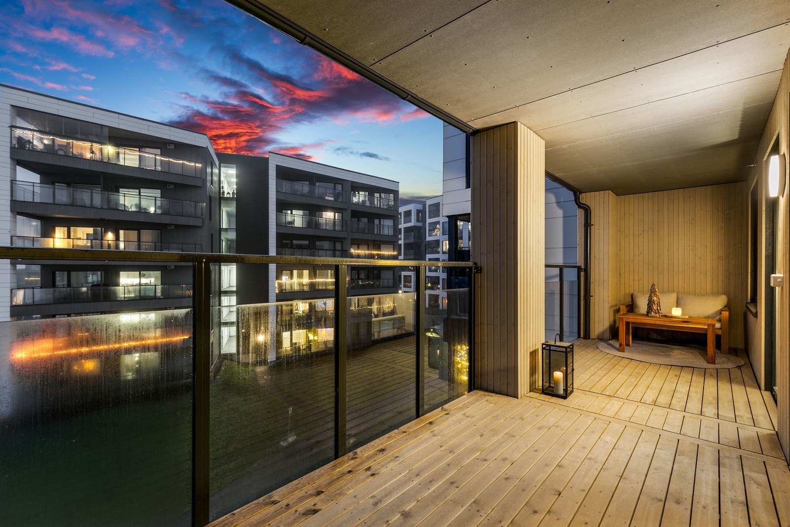 Leiligheten har en flott nordvestvendt balkong på 16 kvm. Her kan man nyte lange dager utendørs i fine omgivelser. Galleribilde