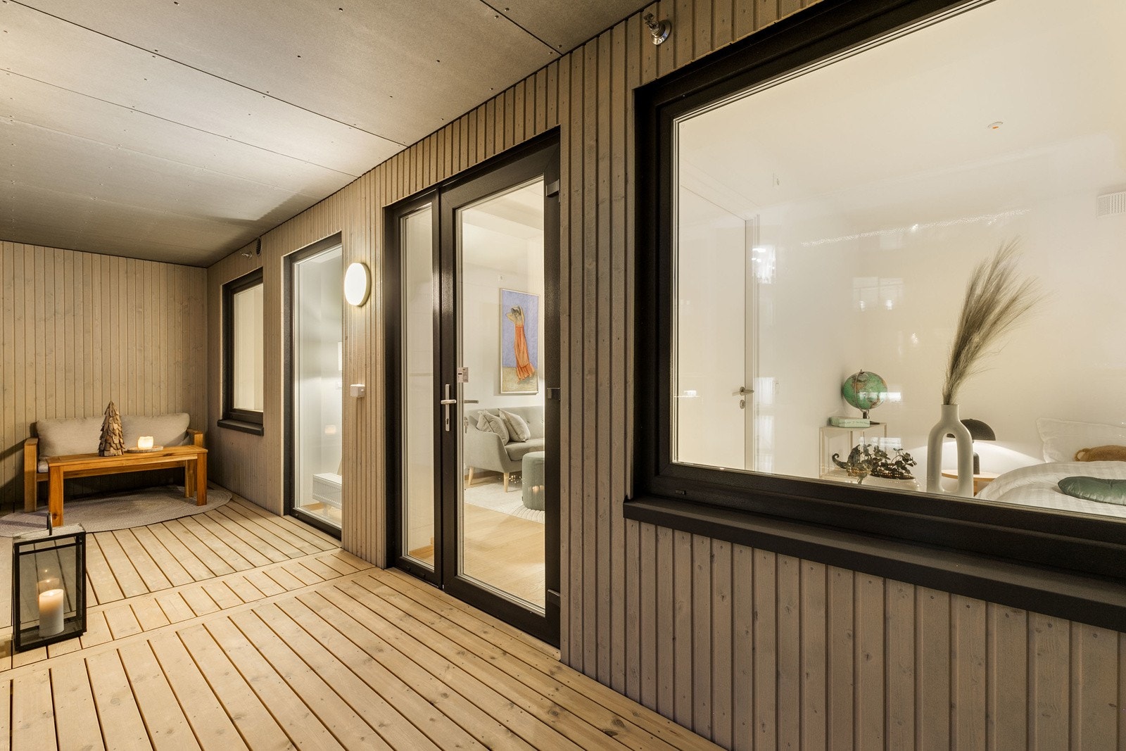 Leiligheten har en flott nordvestvendt balkong på 16 kvm. Her kan man nyte lange dager utendørs i fine omgivelser. Galleribilde