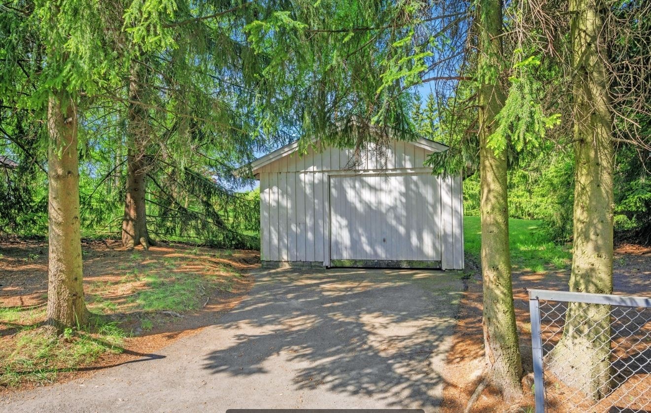 Boligen disponerer også en garasjeplass Galleribilde