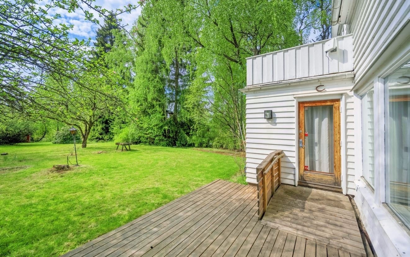 Terrassen går ut fra stuen i 1.etasje Galleribilde