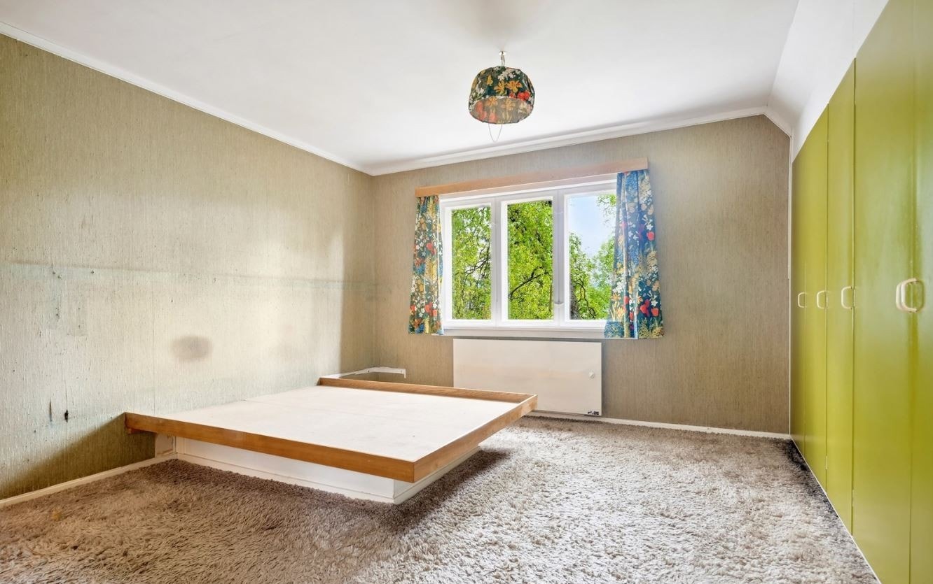 Soverom 2 har godt med skapplass Galleribilde