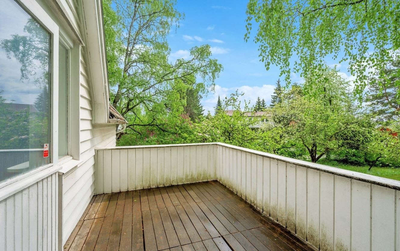 Flott balkong med skjermet og luftig utsikt Galleribilde